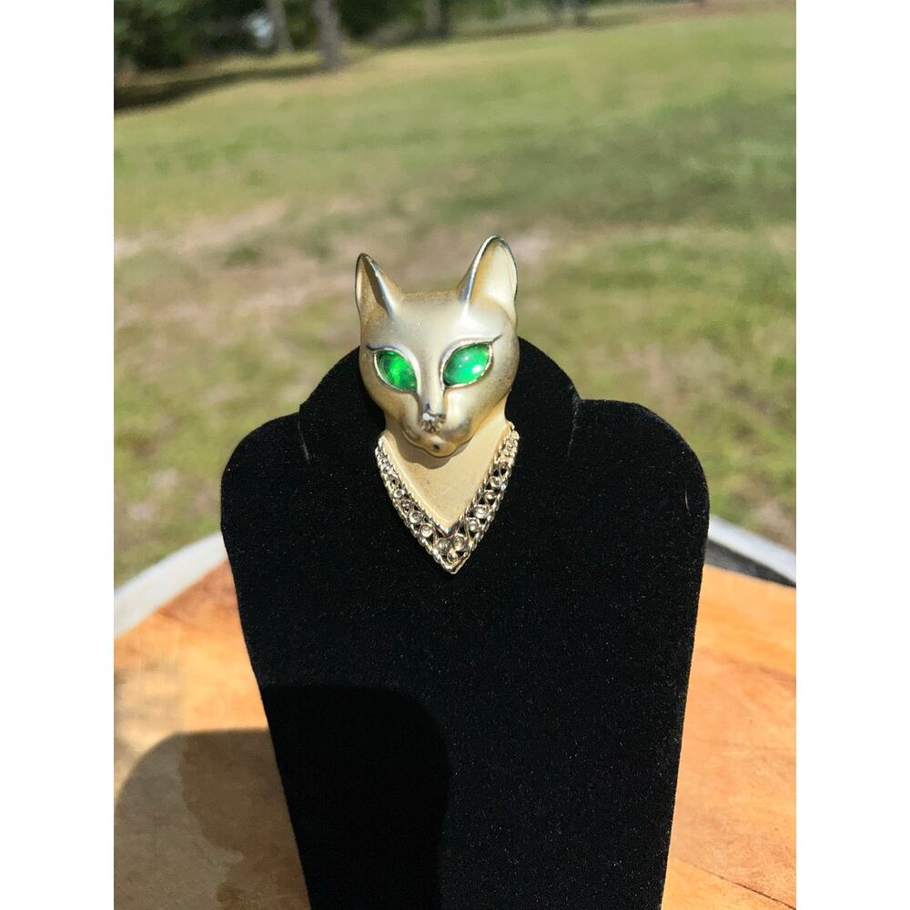 Vintage AJC Egyptian Cat Brooch Gold Tone Matte Finish Green Eyes Pin - Picture 4 of 9